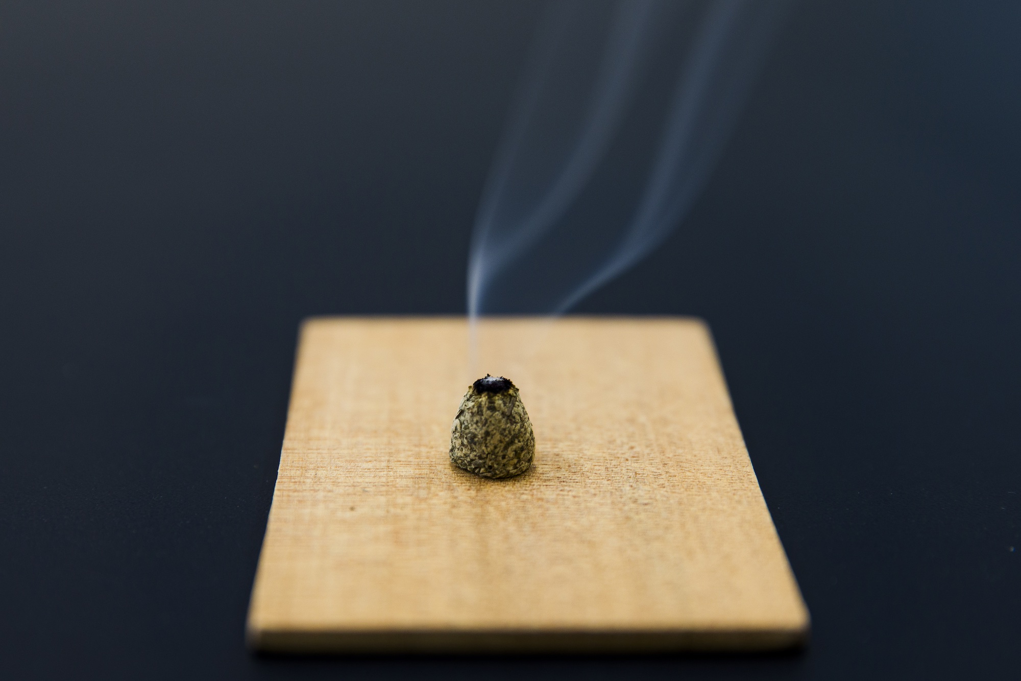 宮崎市 芳士かわばた鍼灸院のお灸施術の様子