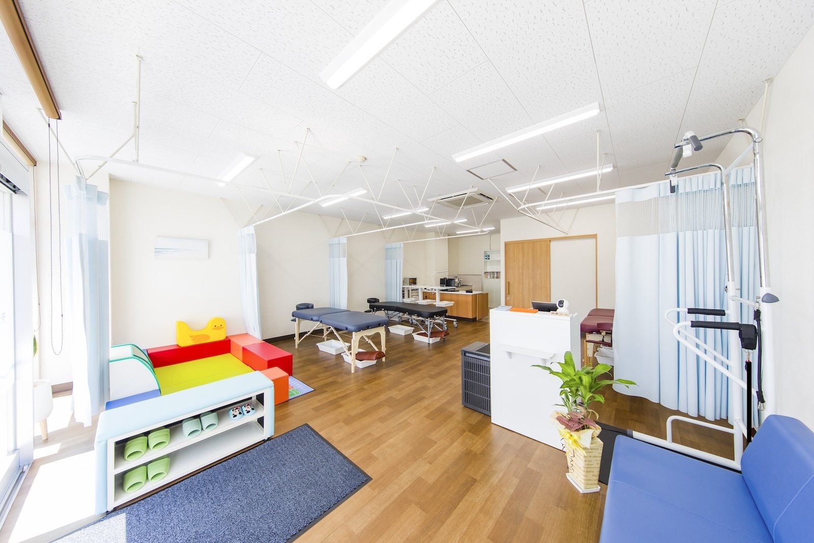 宮崎市芳士の芳士かわばた鍼灸院の施術室全景。明るく清潔な院内。