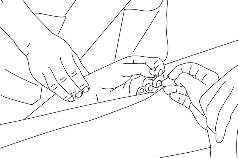 切診:脈診など、実際に体に触れて状態を確かめる様子