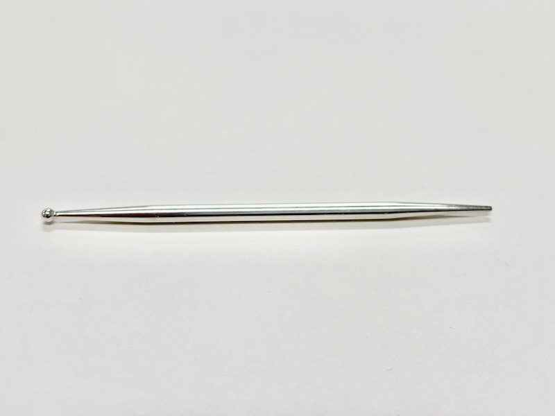 銀製の鍉鍼(ていしん)。小児はりで使用する刺さない鍼の写真