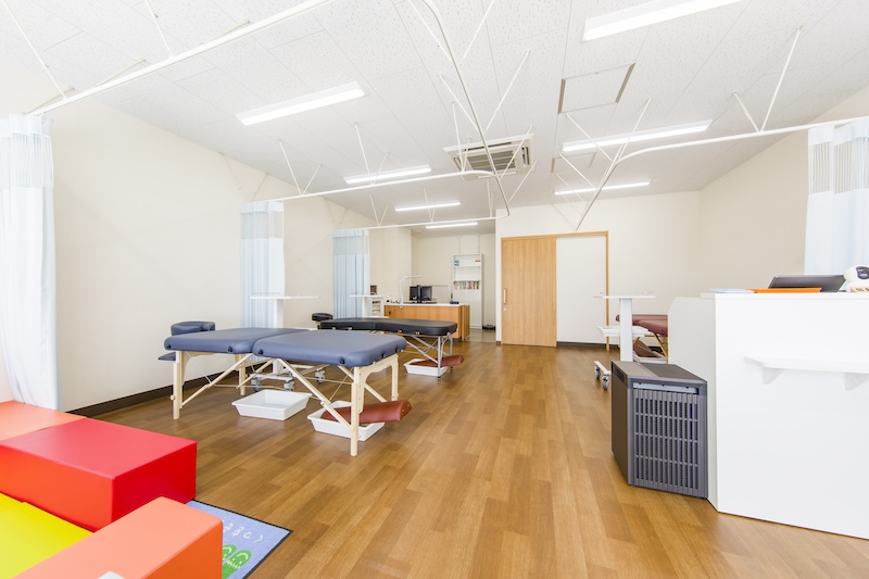 施術スペース全体の様子。受付からご案内する明るく清潔な空間です。