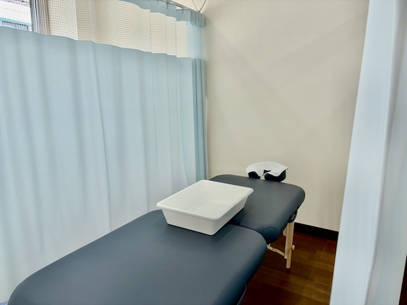 ベッド上の荷物入れトレー。施術中は下に収納いたします。